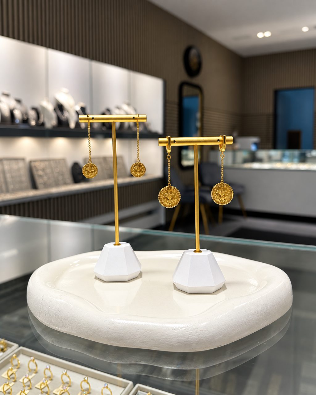 Goldene Ohrringe in der Auslage von A&S City Juwelier